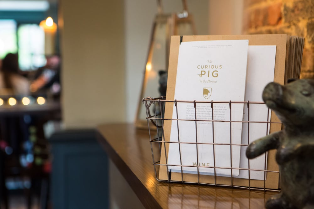 

Torino - Londra, Aeroporto di London Gatwick - The Curious Pig in the Parlour