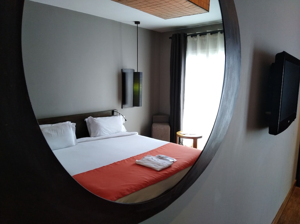 

Napoli - Antananarivo - Le Louvre Hôtel & Spa