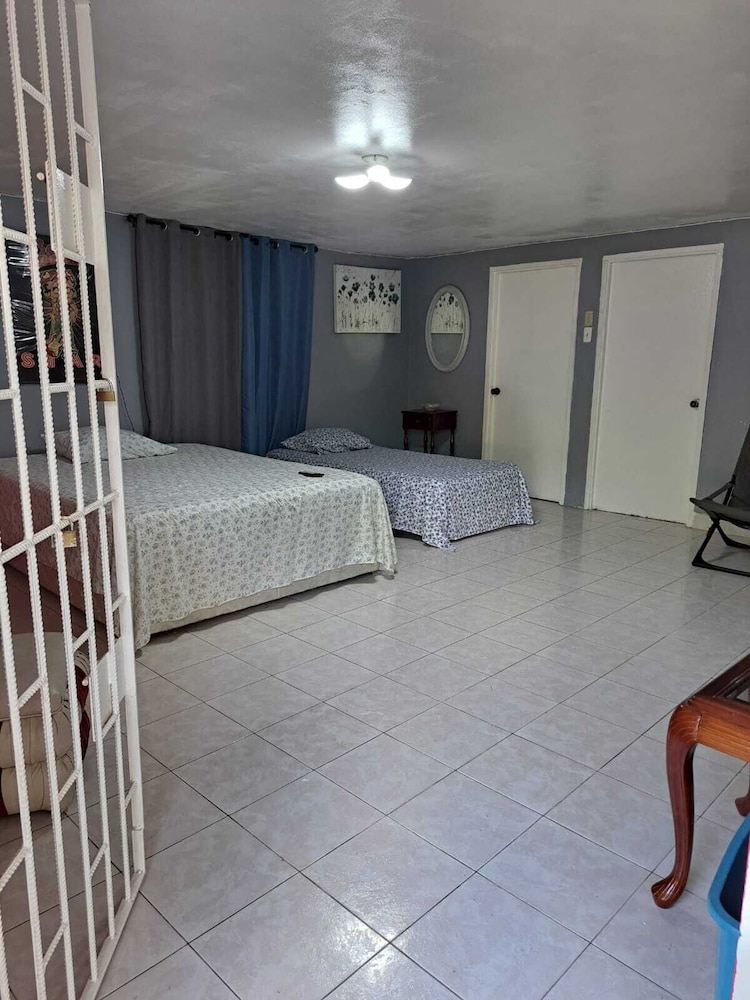 

Roma - Montego Bay - Iron-Shore Apartments