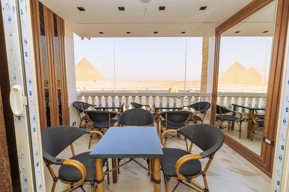 

Bologna - Giza - White Pyramids inn