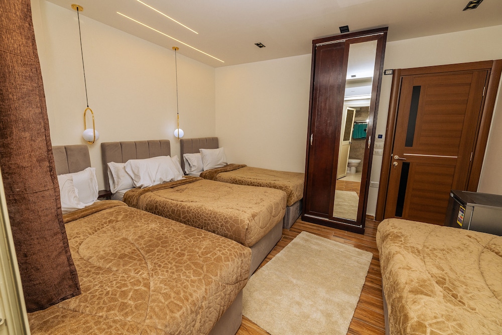 

Roma - Giza - White Pyramids inn