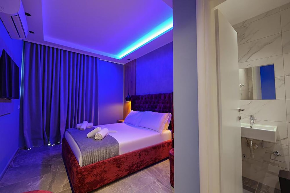 

Napoli - Ksamil - Hotel Piramida