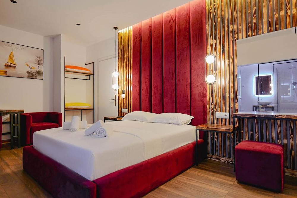 

Genova - Ksamil - Hotel Piramida