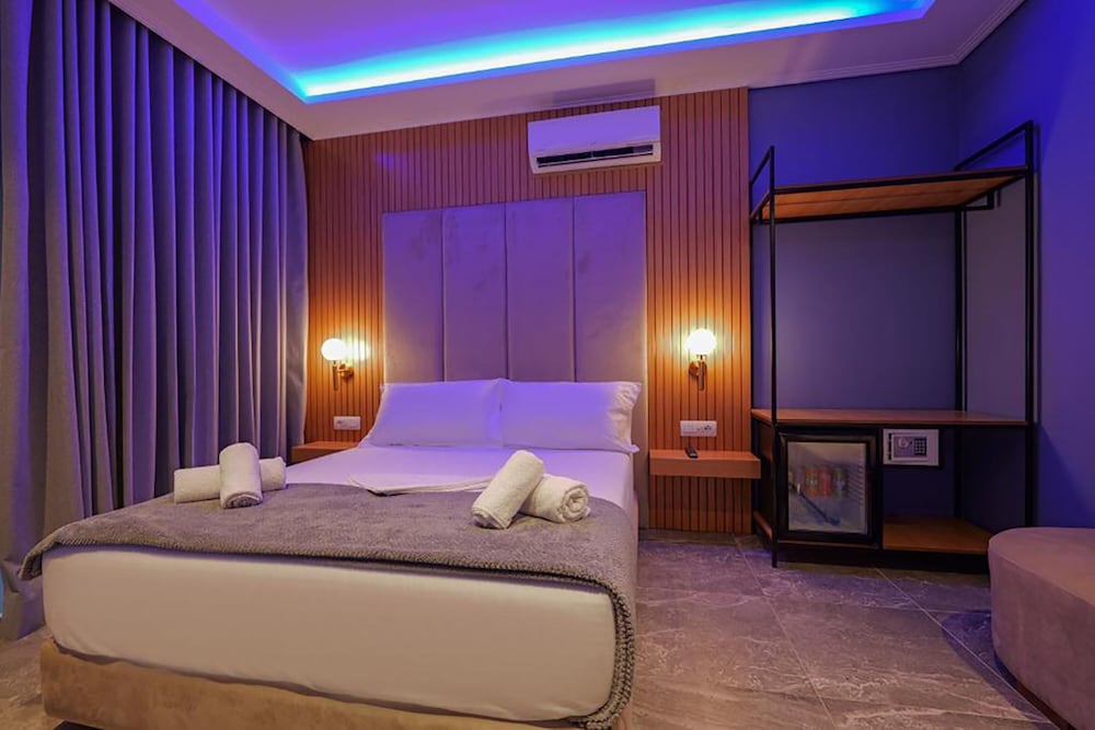 

Milano - Ksamil - Hotel Piramida