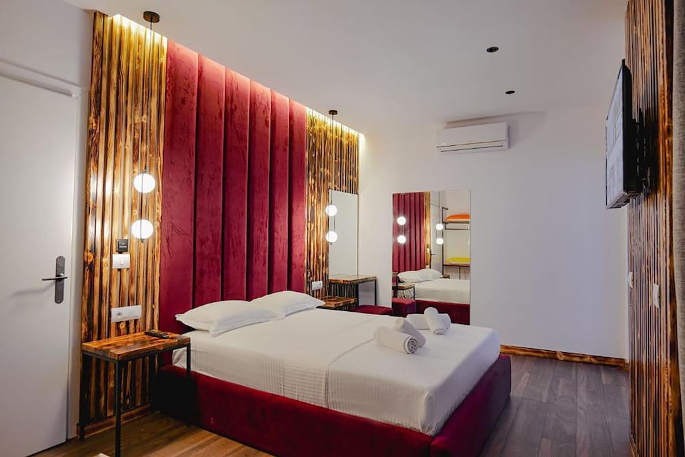 

Genova - Ksamil - Hotel Piramida