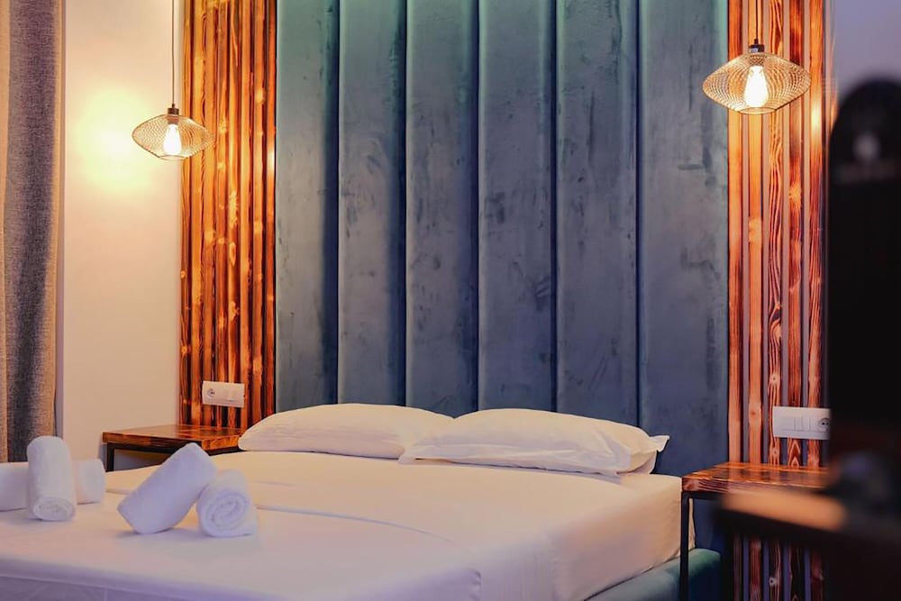 

Genova - Ksamil - Hotel Piramida
