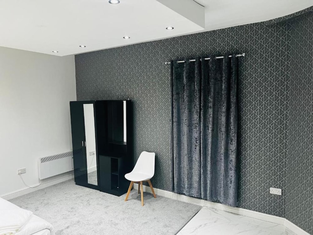 

Brindisi - Manchester - OYO The Pleasant House