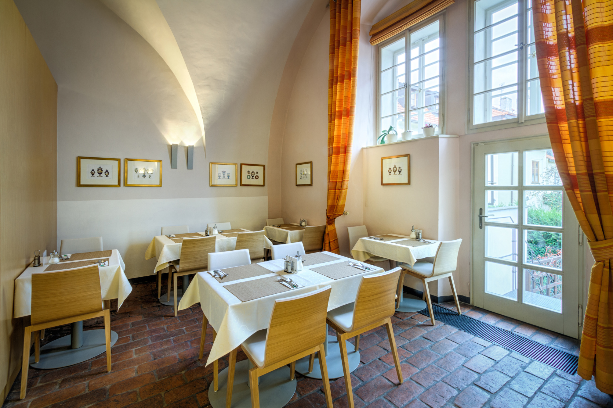 

Bari - Praga, Aeroporto Václav Havel - Monastery Hotel