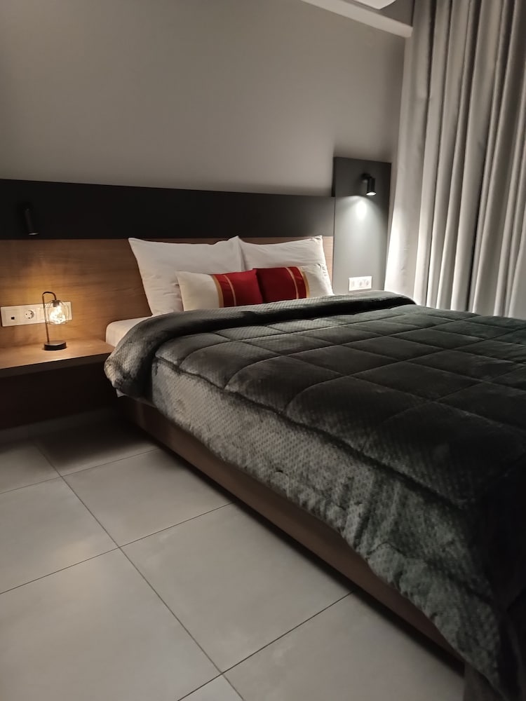 

Milano - Paralía - Elizabeth Queen Luxury Rooms