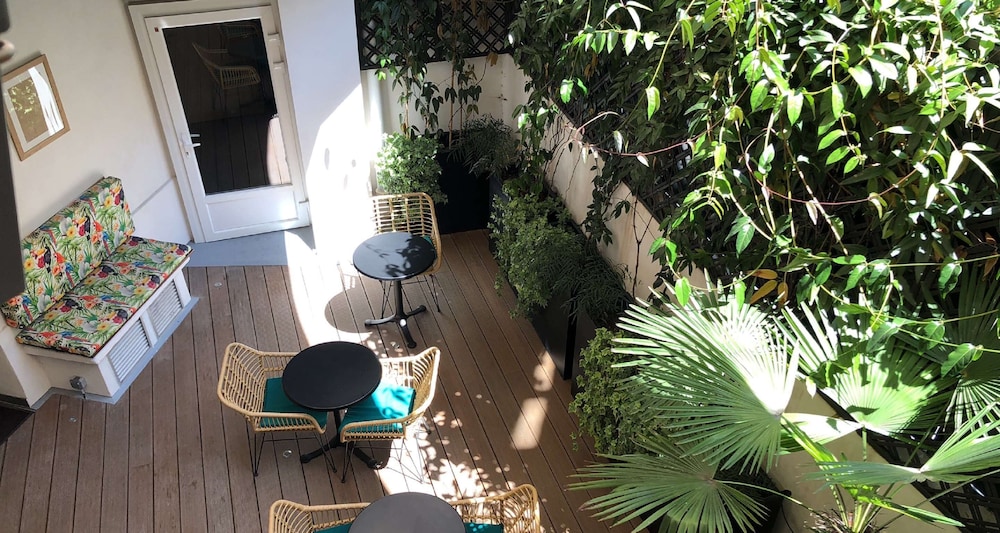 

Verona - Clichy - Hotel Apolonia Paris Montmartre; Sure Hotel Collection by Best Western