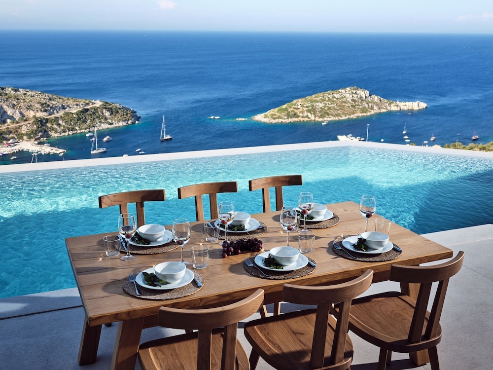 

Bari - Koríthion - Etheria Luxury Villas & Suites