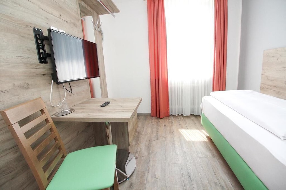 

Napoli - Germering - Hotel Pension Köberl