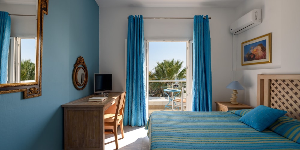 

Bari - Santorini, Isole Greche - Alesahne Beach Hotel
