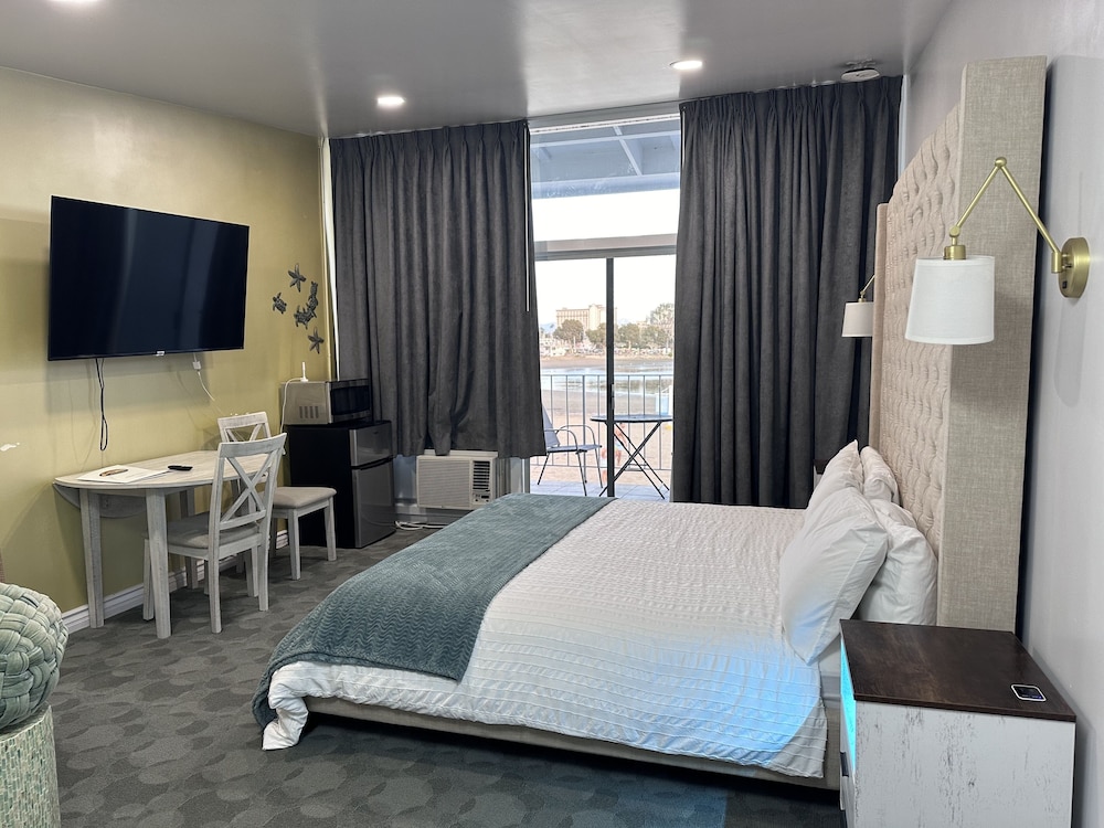 

Roma - Culver City - Foghorn Harbor Inn