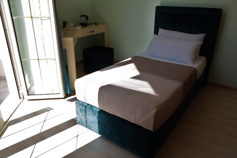 

Lamezia Terme - Durrës - Hotel Veliera