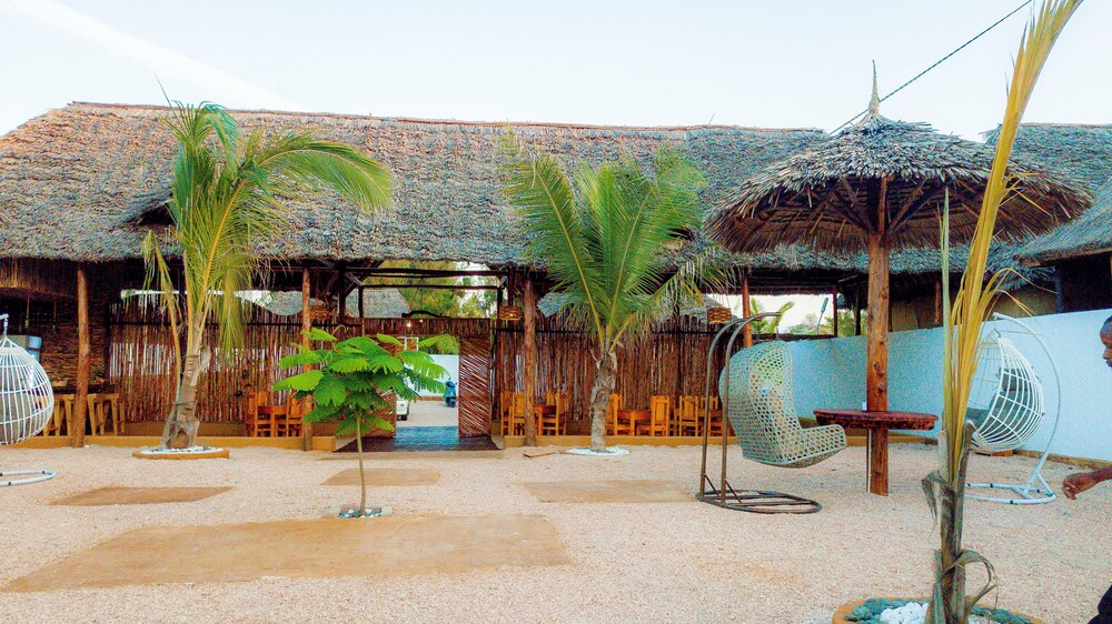 

Napoli - Bwejuu - Palm Cultural Village