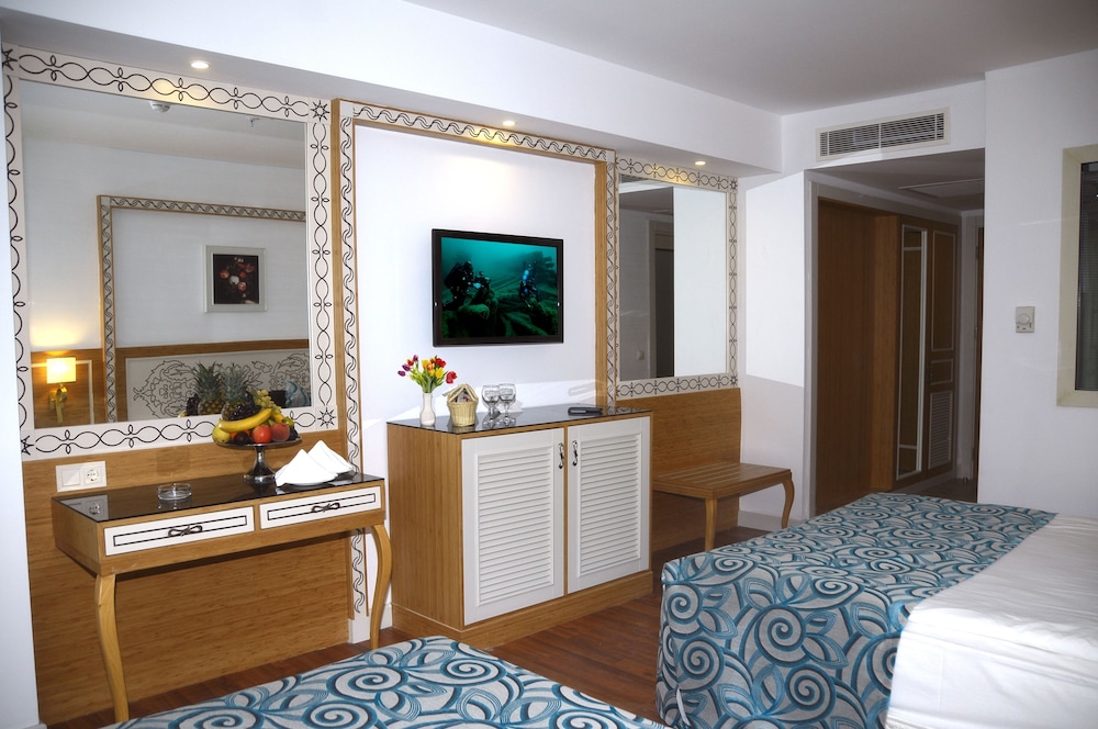 

Milano - Boğazkent - Crystal Waterworld Resort & Spa - Ultimate All Inclusive