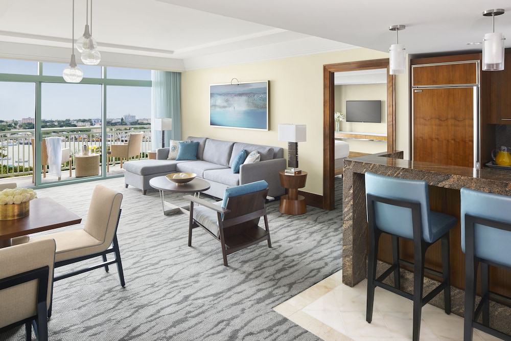 

Bari - Paradise Island - The Reef at Atlantis