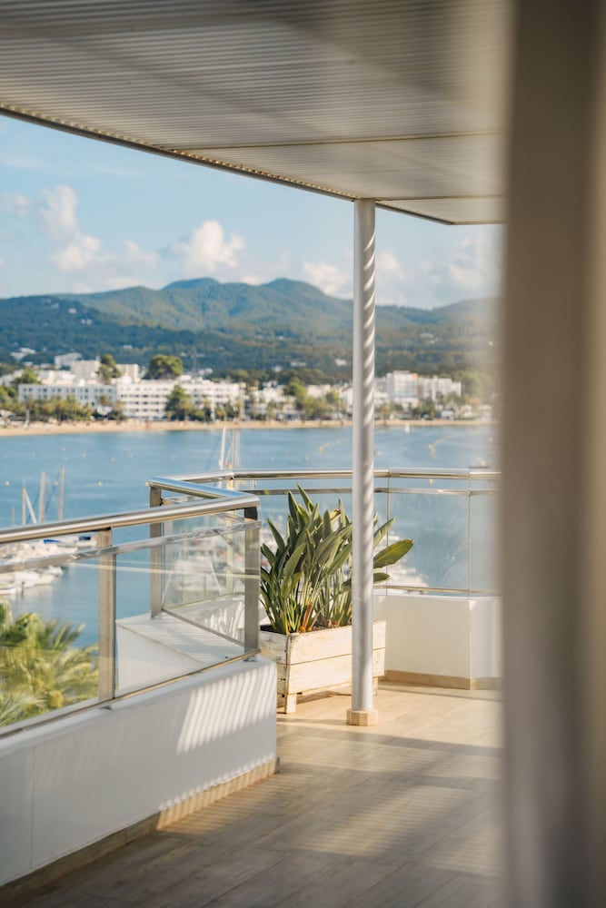 

Lamezia Terme - San Antonio de Portmany, Ibiza - Hotel Sa Clau by Mambo