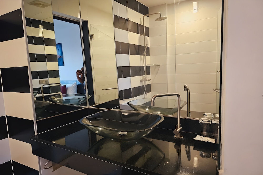 

Venezia - Rawai Beach - One World One Home Naiharn Hotel