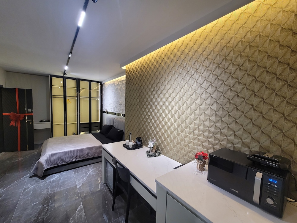 

Milano - Tirana - La Mirage Suites & Apartments