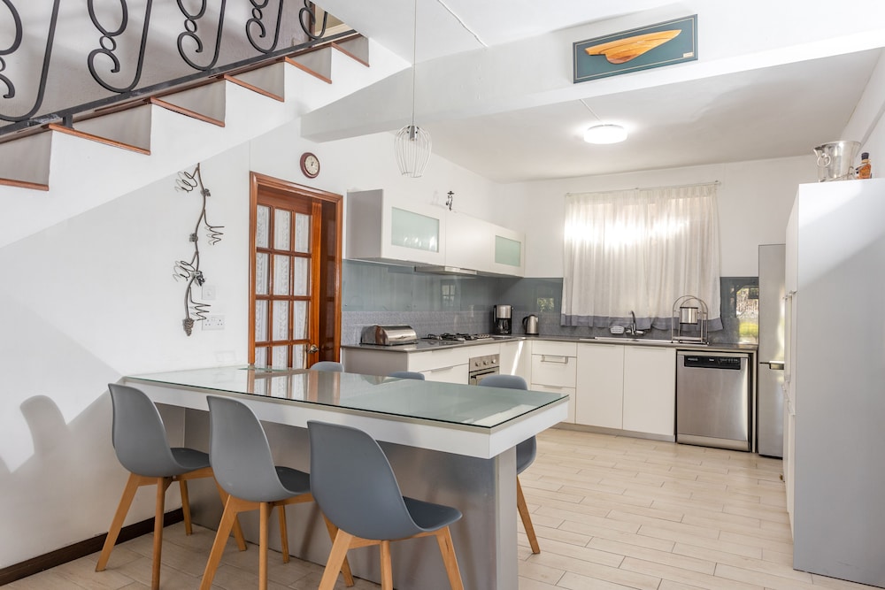 

Roma - Black River - Villa with Heated Pool