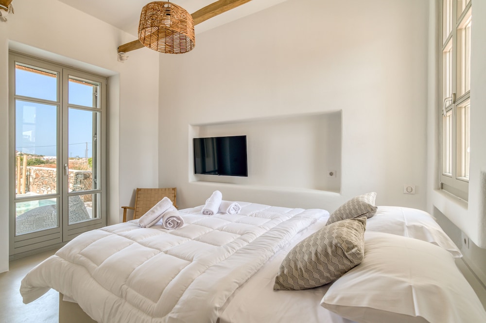 

Verona - Drios - Lil Paros Luxury suites