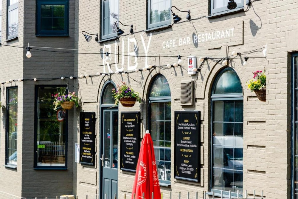 

Roma - Brighton - OYO Ruby Pub & Hotel