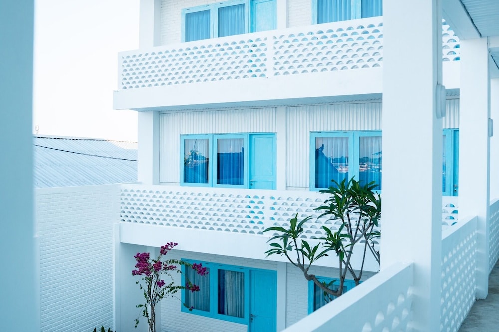

Roma - Sanur Beach - Paras Paros Marina Lodge
