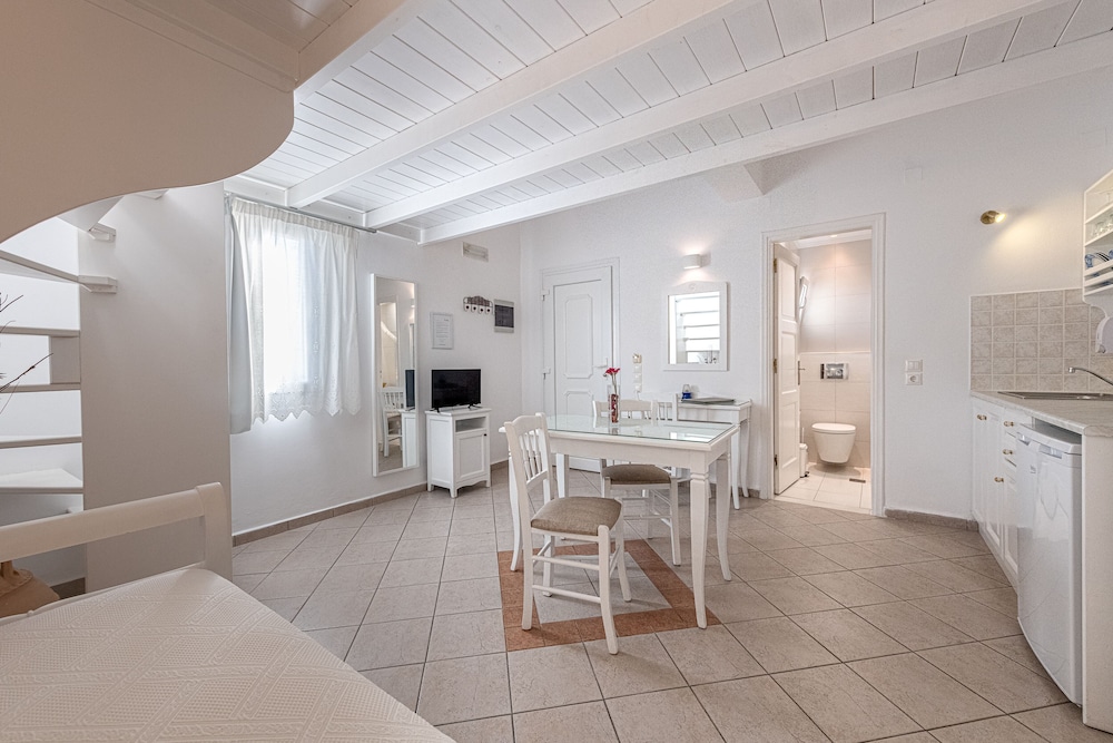 

Verona - Thirasía - Reverie Santorini Hotel