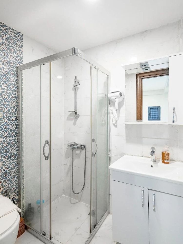 

Lamezia Terme - Istanbul - Red Tent Suite 84