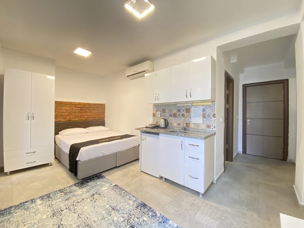 

Catania - Istanbul - Red Tent Suite 84