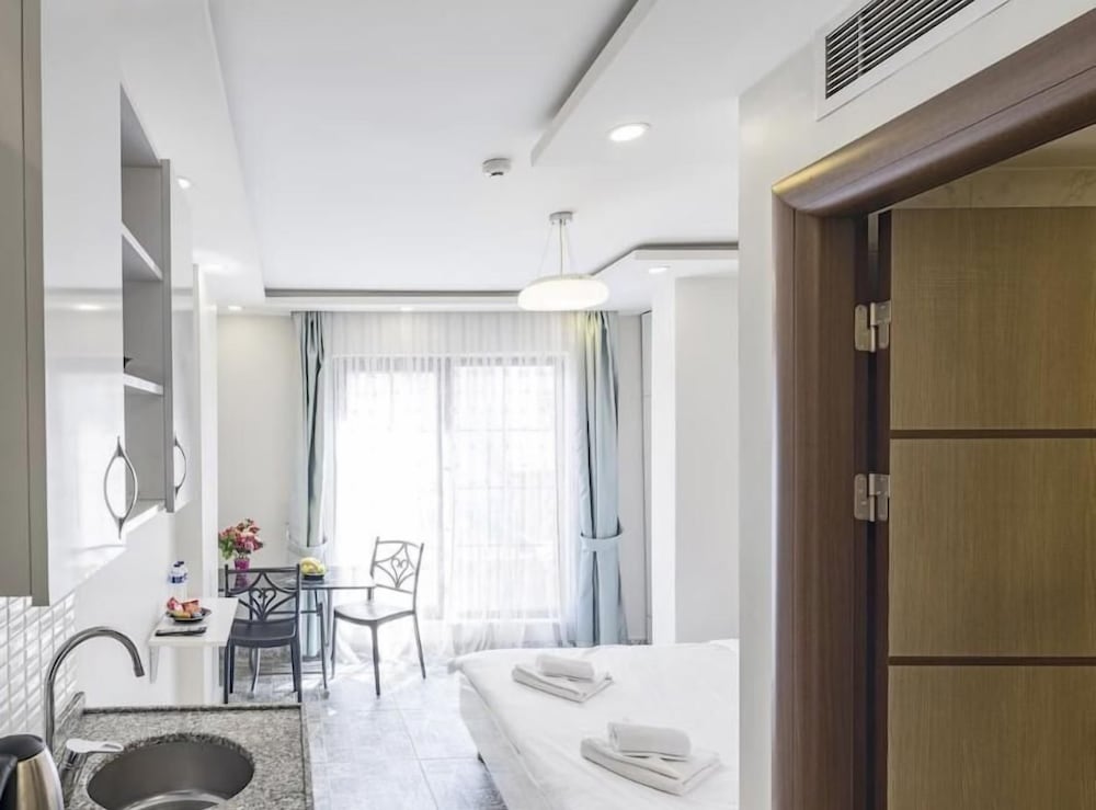 

Roma - Istanbul - Red Tent Suite 84