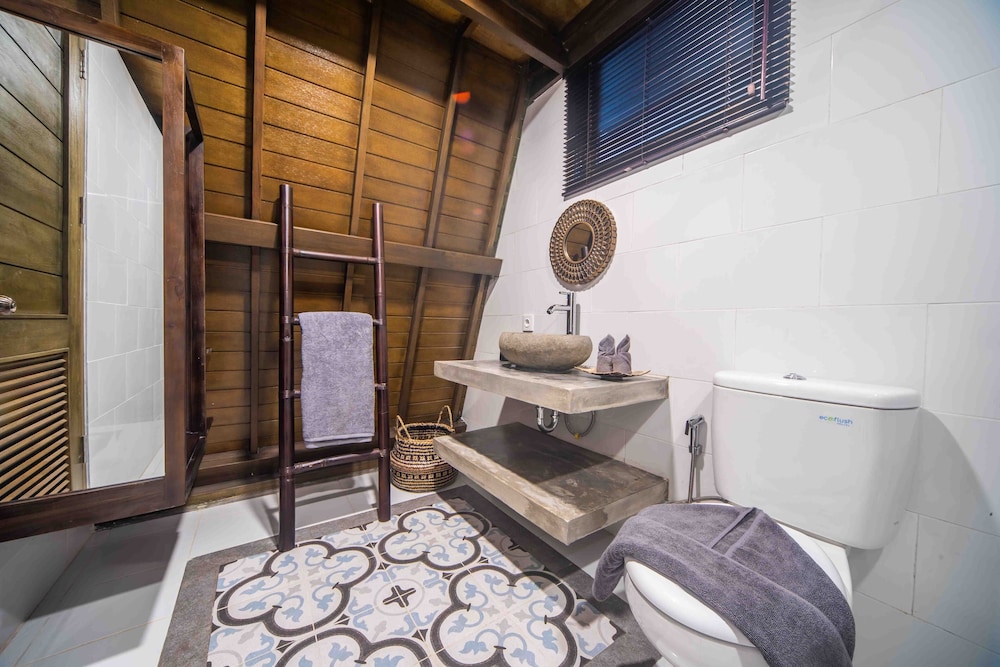 

Torino - Uluwatu - Rumah Kayu Tatiya Villa