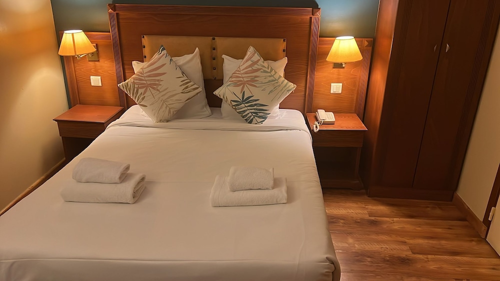

Cagliari - Courbevoie - 121 Paris Hotel