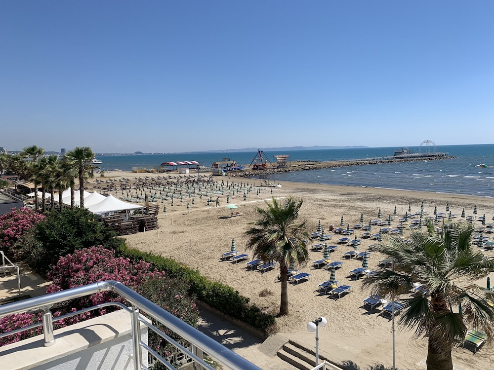 

Venezia - Durrës - Wave Beachfront Apartments