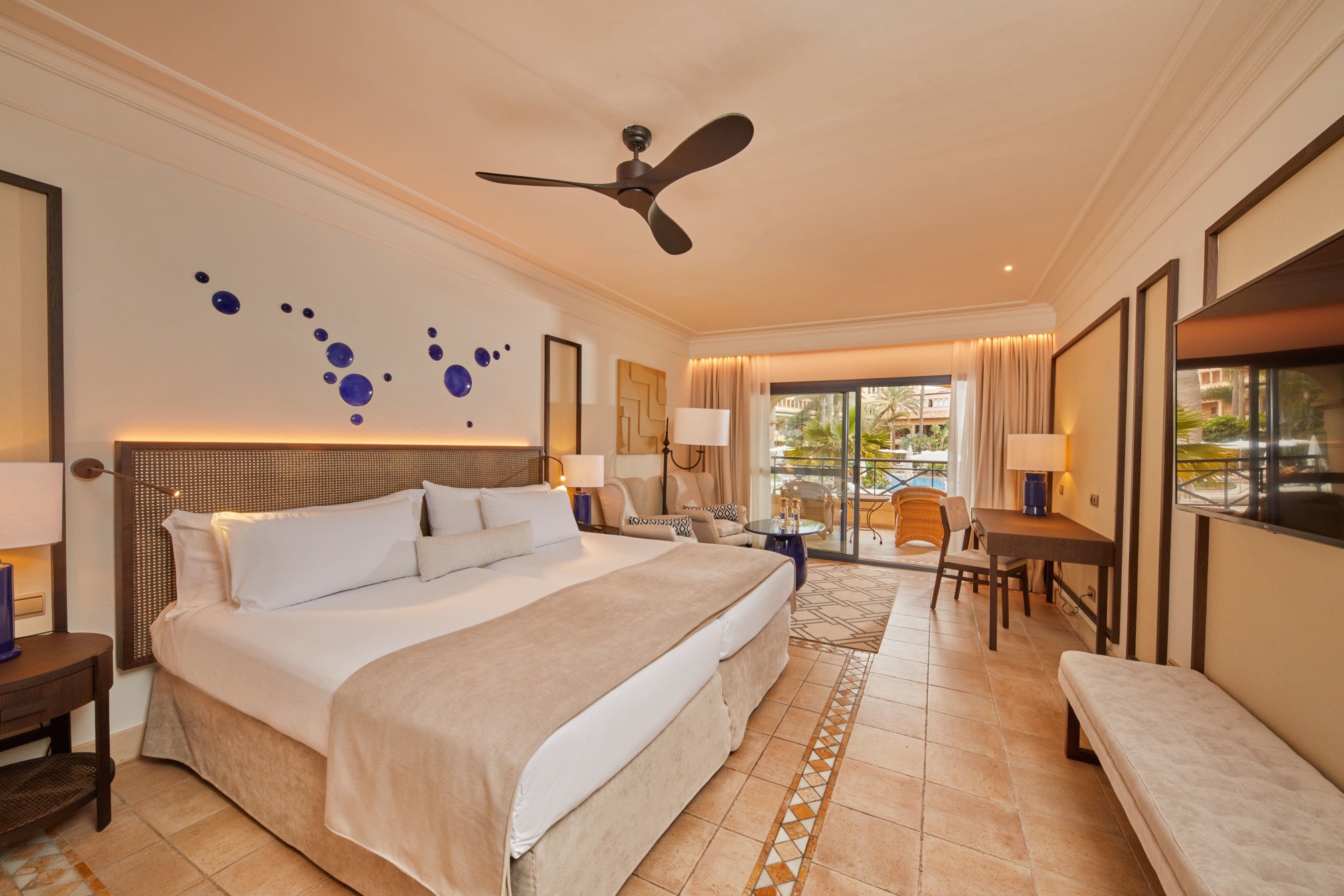 Junior suite with pool view