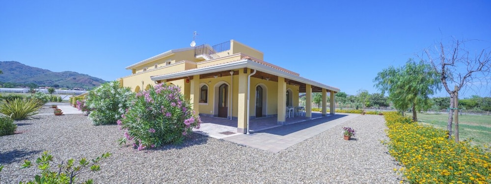 

Cagliari - Taormina - Minissale Farmhouse
