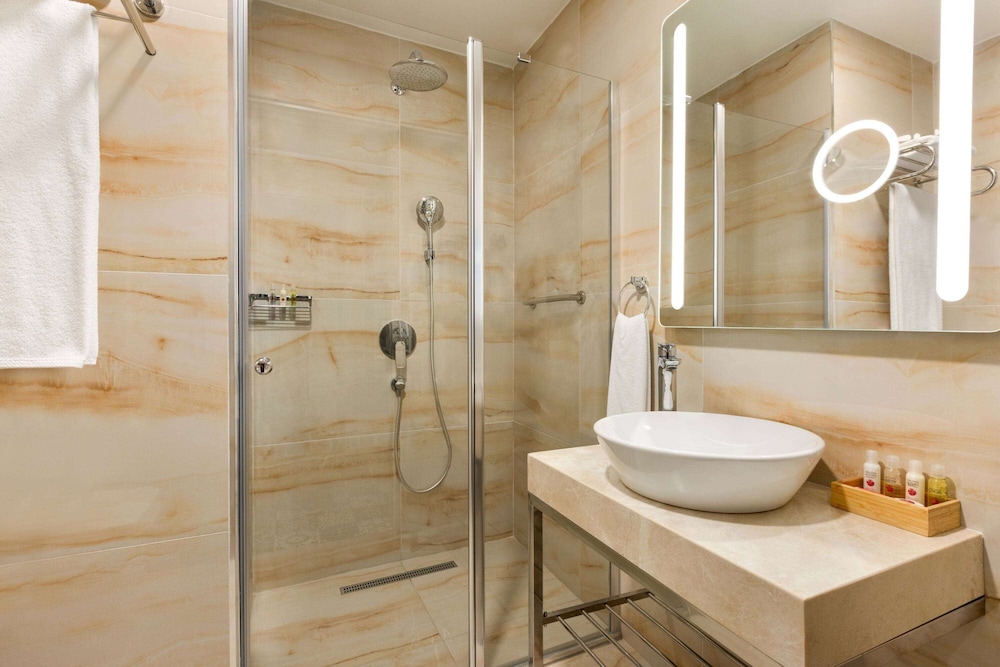 

Roma - Basaksehir - Ramada Encore By Wyndham Istanbul Basin Express