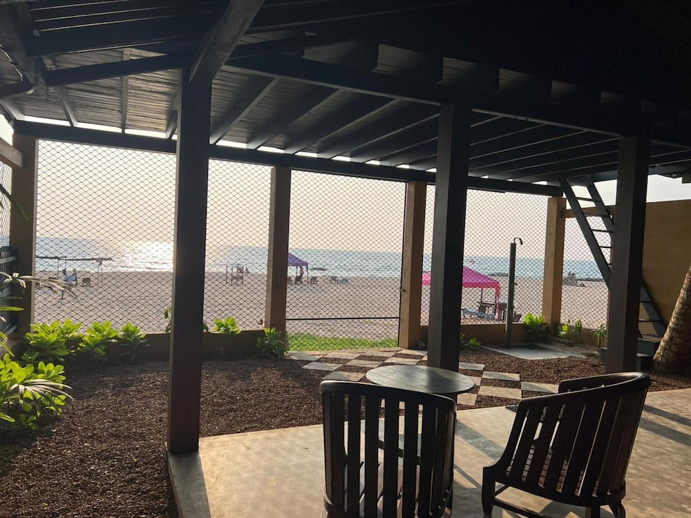 

Roma - Ahungalla - Oceanfront Luxury Private Villa in Ambalangoda