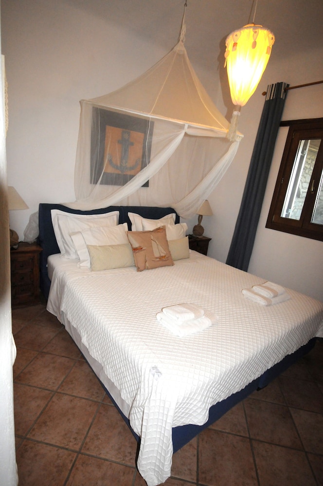 

Bologna - Agios Sostis Mykonos - Divers House