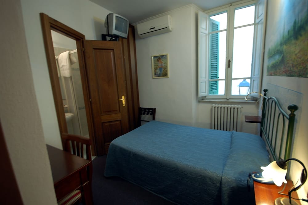 

Bari - Pisa - Hotel Leonardo