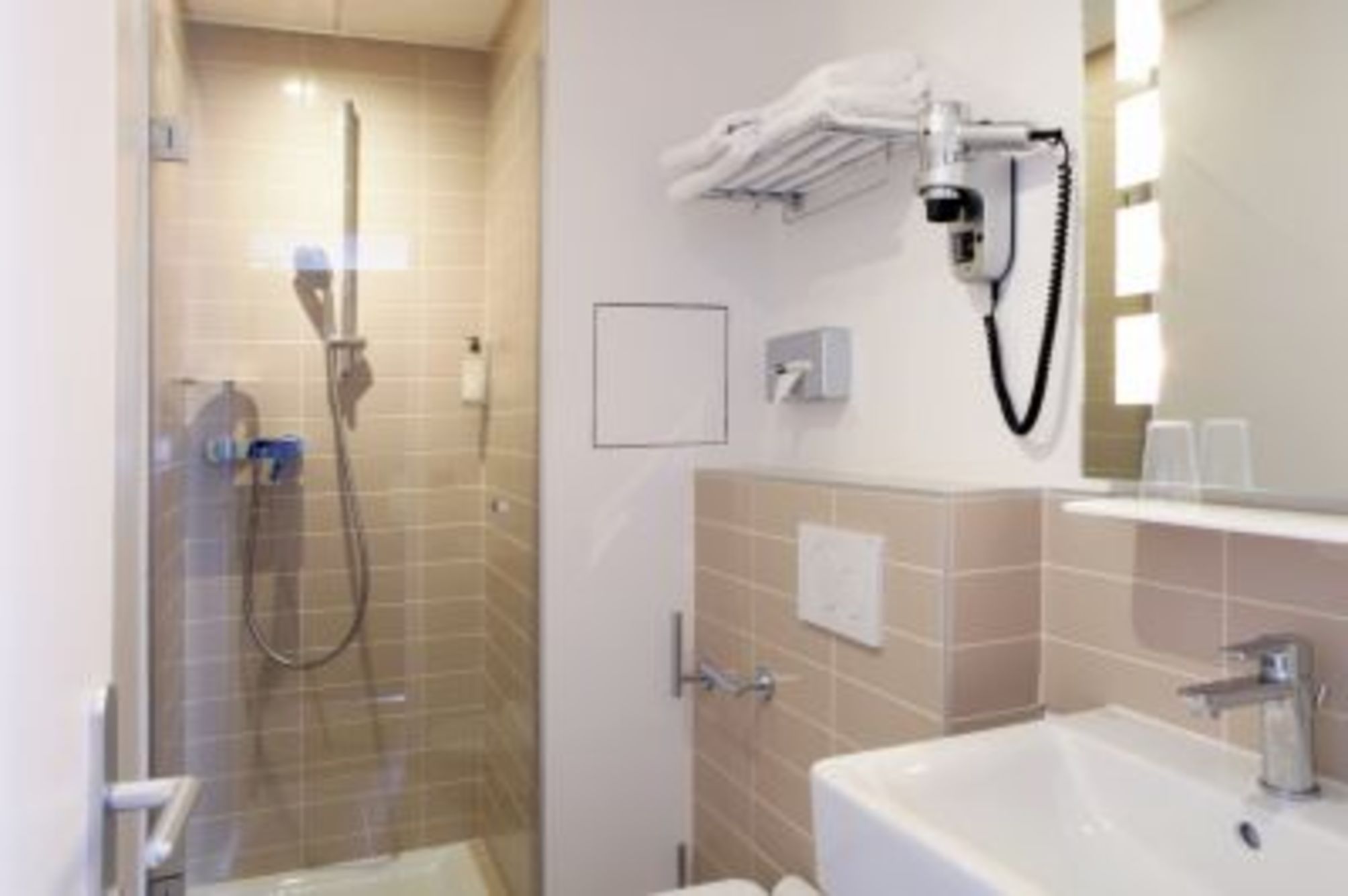 

Roma - Clichy - Contact Hôtel Alizé Montmartre
