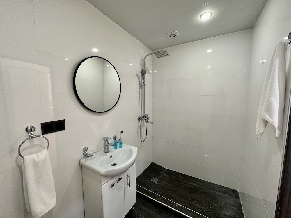 

Venezia - Yerevan - SANTA VILLA HOTEL