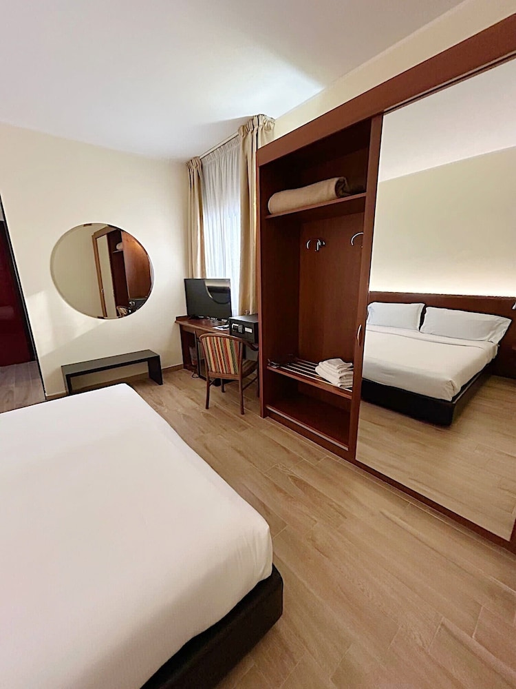 

Napoli - Milano - iH Hotels Milano Blu Visconti