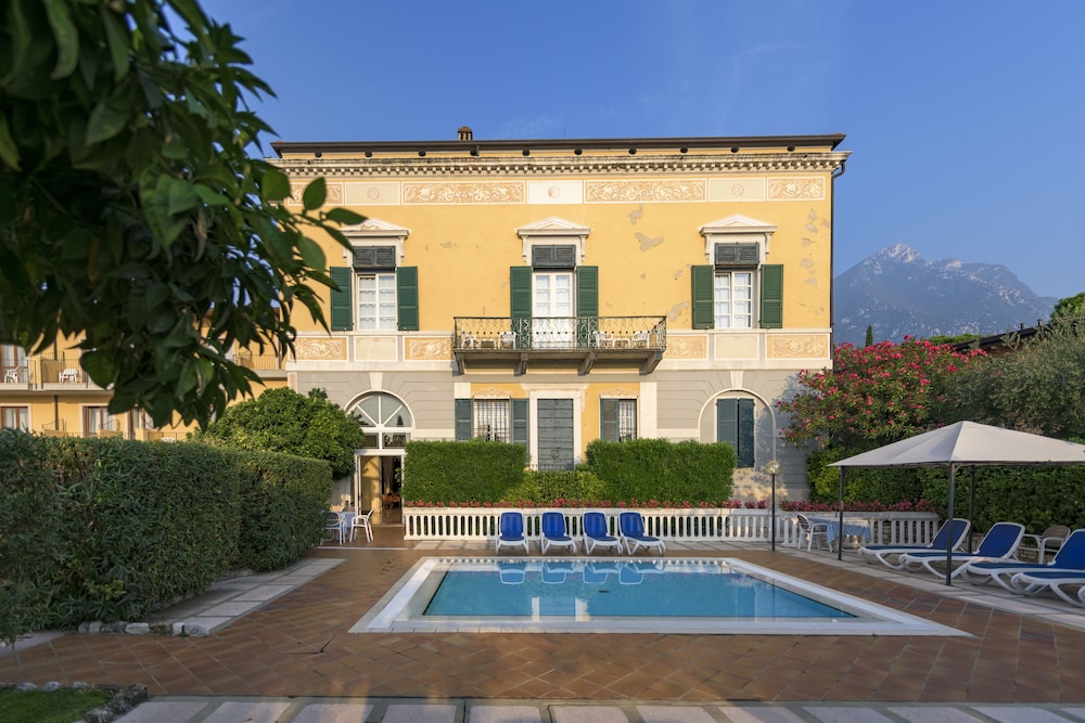 

Torino - Gargnano - Regina del Garda Suite