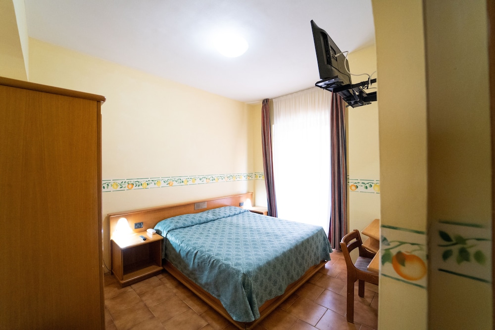 

Verona - Giardini Naxos - Hotel San Pietro