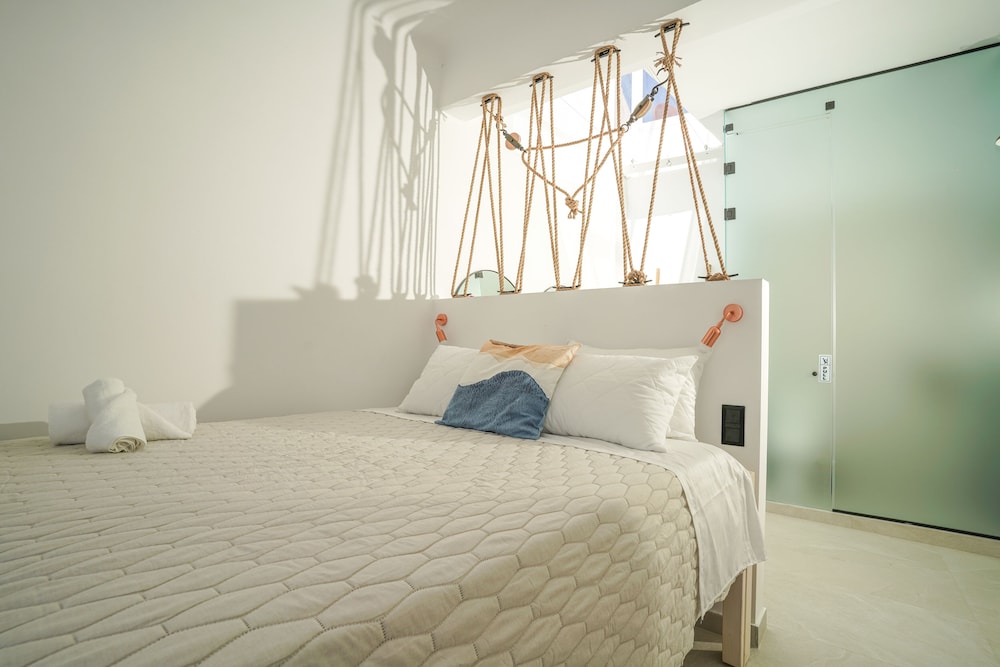 

Bari - Ano Mera - Seabed Suites Mykonos