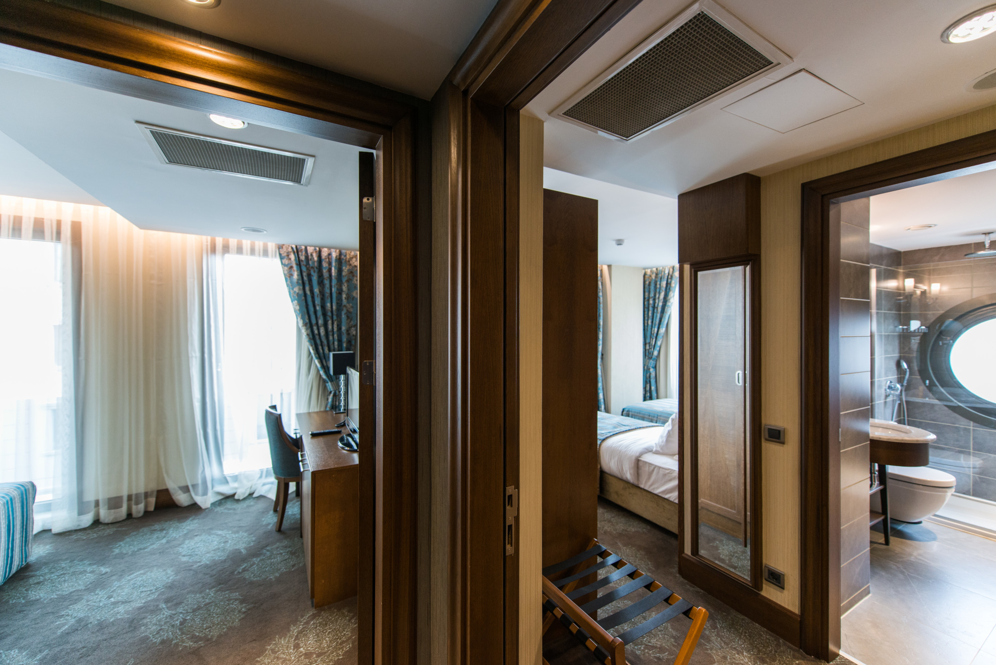 Family suite interconnecting room 