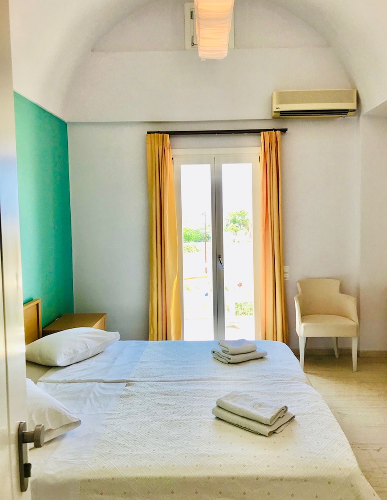 

Napoli - Megalokhórion - Thera Mare
